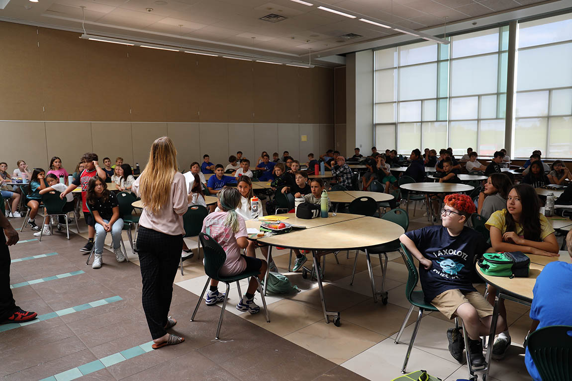 Image of full cafeteria 